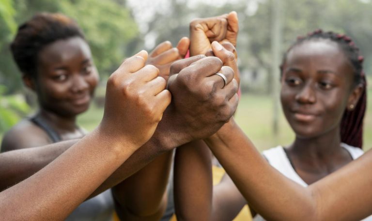 feche o- perto de mao da equipe, racismo ambiental