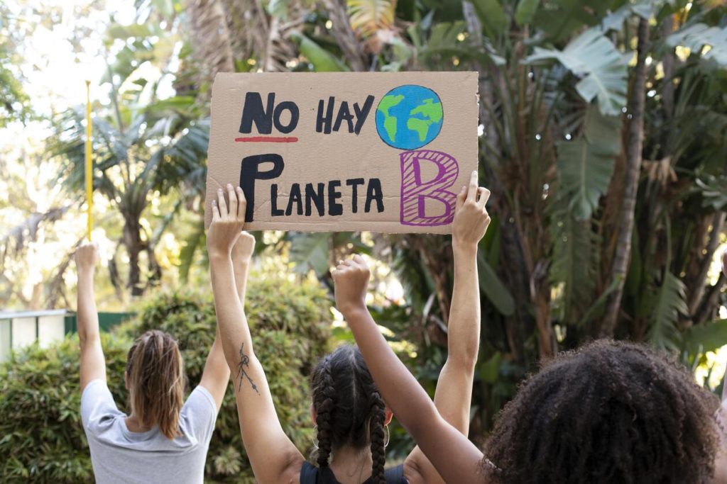 mulheres jovens protestando contra a mudanca climatica, racismo ambiental