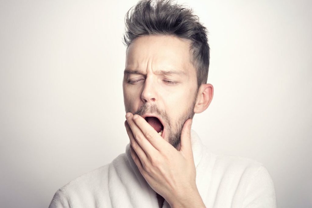 Homem cansado mostrando que o sono afeta na aprendizagem