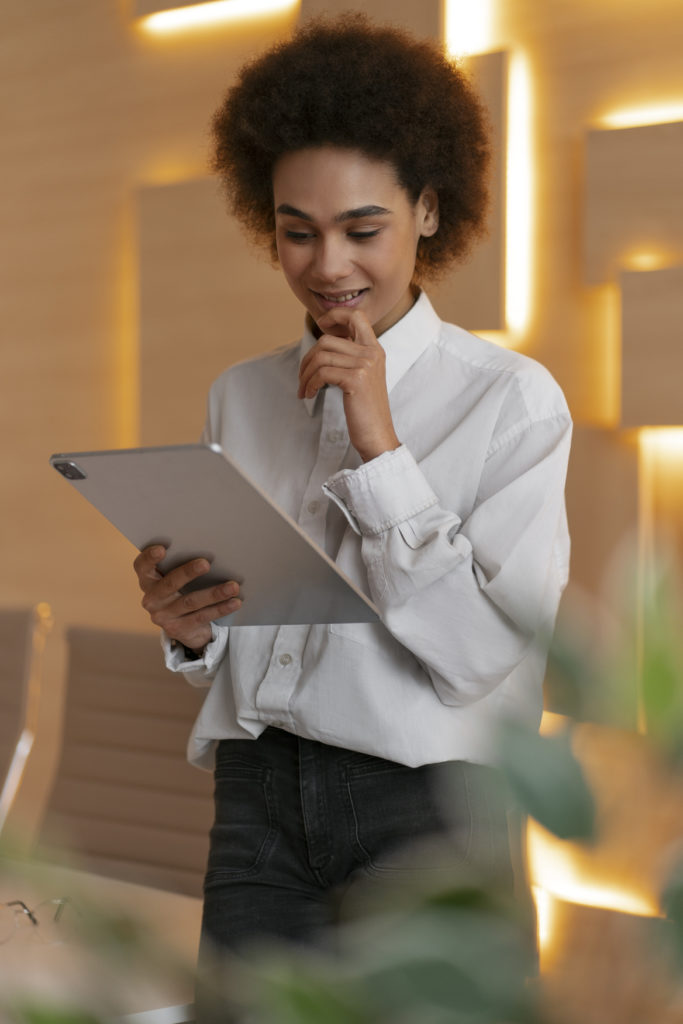 economista feminina de tiro medio segurando o tablet, empreendedorismo