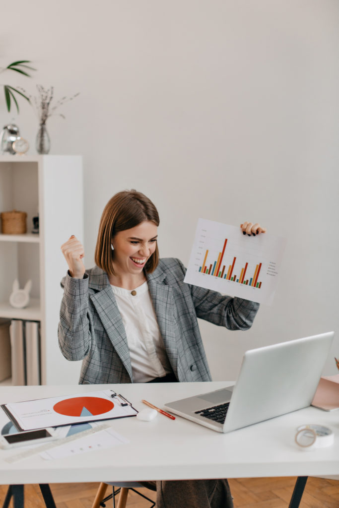 foto de senhora de otimo humor contando aos funcionarios via link de video sobre como melhorar a condicao economica dos negocios, escolhas financeiras