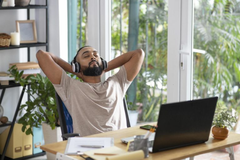 homem de tiro medio sentado na cadeira, bem-estar no trabalho