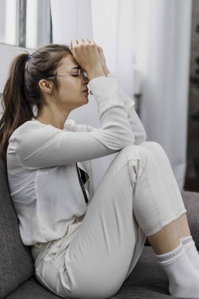 mulher de vista lateral triste enquanto trabalha em casa, estresse