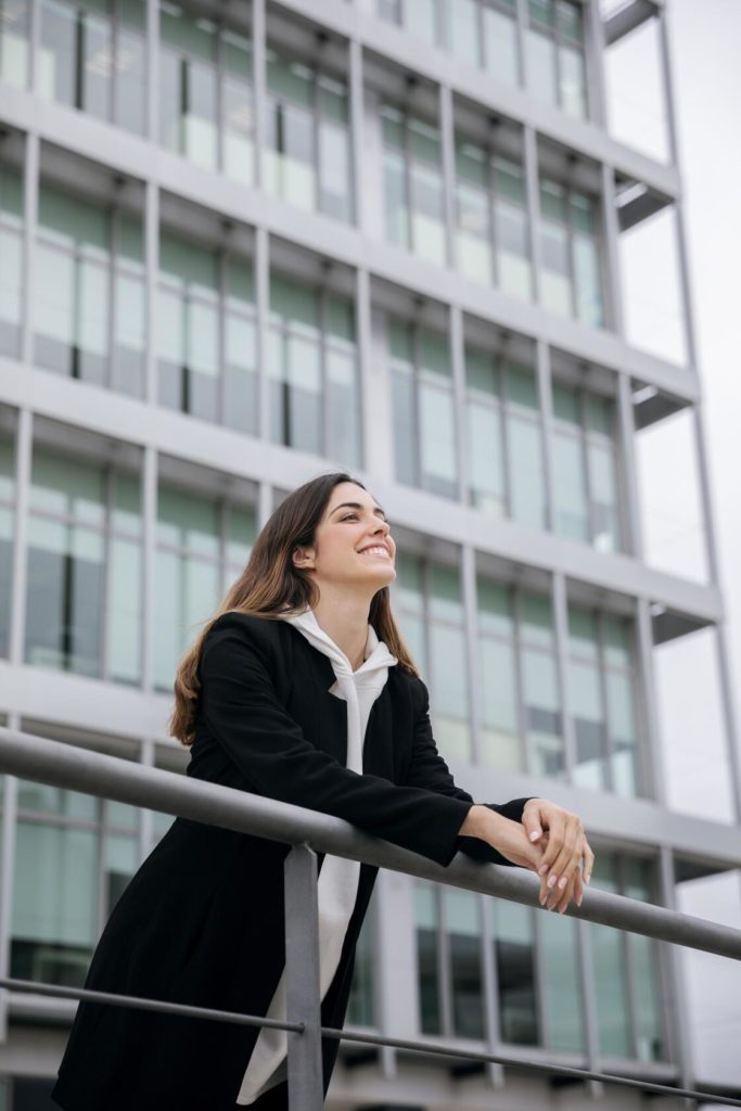 mulher sorridente com foto media ao ar livre, bem-estar no trabalho