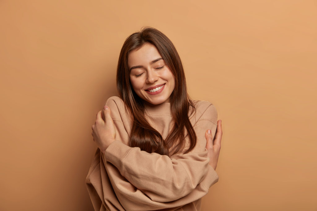 retrato de mulher jovem e bonita gesticulando, autoestima