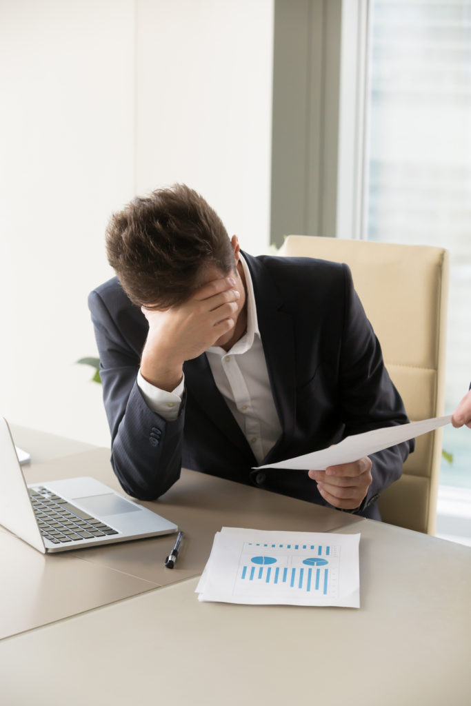 trabalhador de escritorio cansado ficando mais e mais trabalho