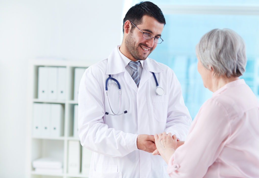 jovem medico apoiando o seu paciente