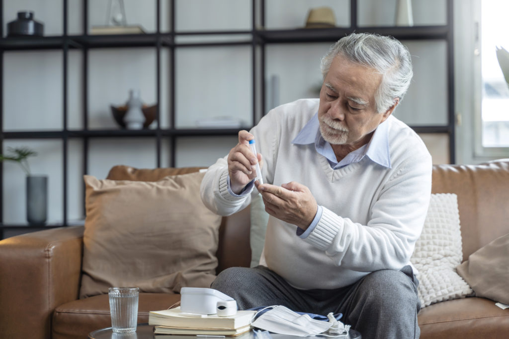 cotonete nasal de mao masculina asiatica idosa testando testes rapidos sozinho para deteccao do virus sars co2 em casa isolar conceito de quarentena