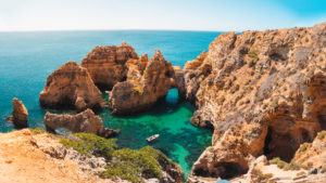 foto hipnotizante da ponta da piedade um local pitoresco em portugal, natureza