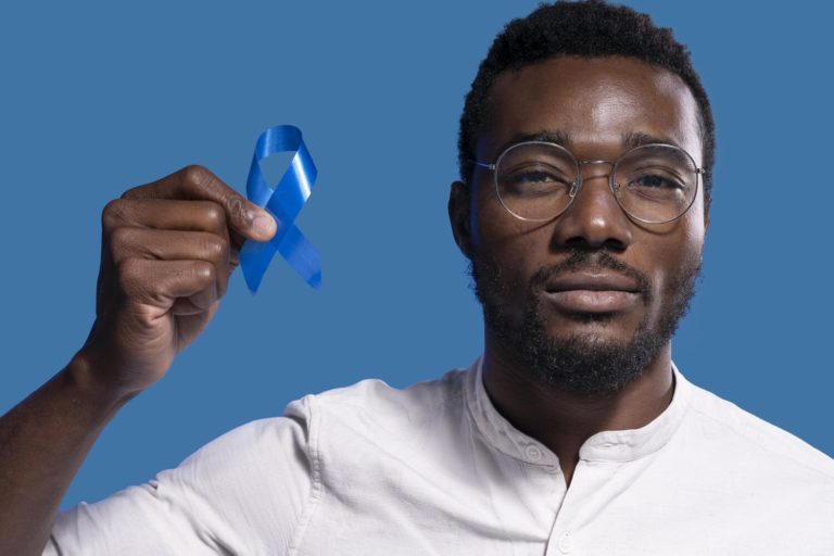 homem afro americano segurando uma fita azul