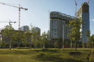 paisagem da cidade analogica com edificios a luz do dia