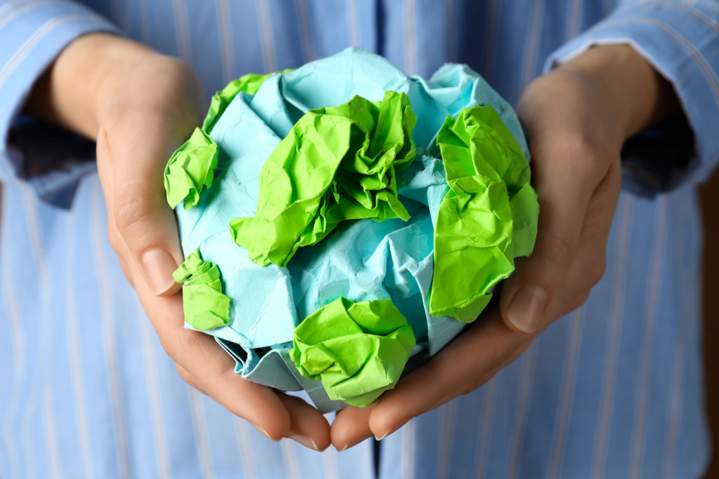 ambiente do dia da terra e conceito eco fechar,papeis amassados verdes e azuis que formam o planeta terra