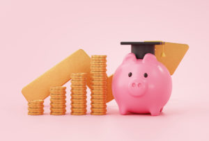 cofrinho com chapeu de graduacao preto e seta de moeda crescente interesse economizando dinheiro para a educacao web banner fundo ilustracao 3d, educação financeira