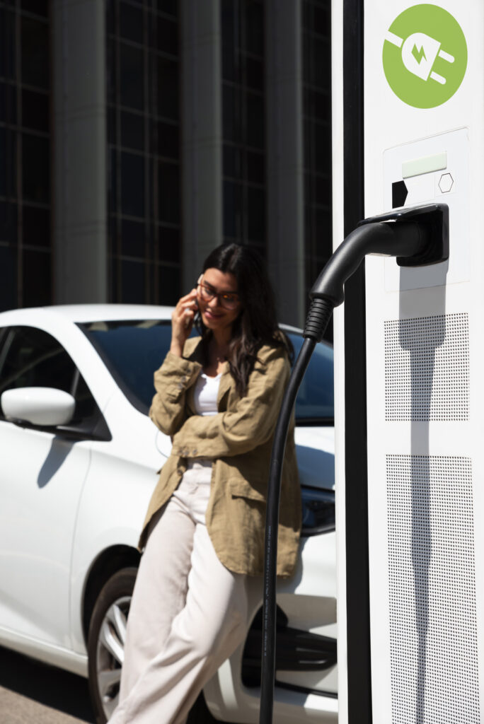 eletromobilidade, mulher-sorridente-com-vista-lateral-falando-ao-telefone